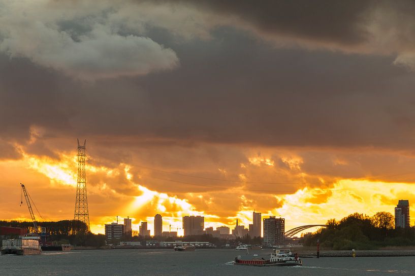 Scheepvaart langs skyline Rotterdam van Mark den Boer