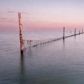 Fischernetze im Markermeer bei Sonnenuntergang von Gijs Rijsdijk