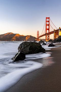 Golden Gate Bridge au lever du soleil sur Peter Hendriks