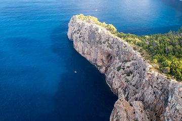 Uitzicht op de zee en de rotsachtige kust bij Cap Formentor van Hans-Heinrich Runge