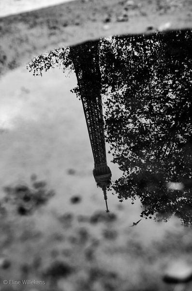 Parijs - Reflectie van de Eiffeltoren in een plas water  - Zwart-Wit van Eline Willekens