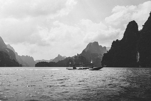 Mystieke Vibe van Cheow Lan Lake: Een Betoverende Ervaring