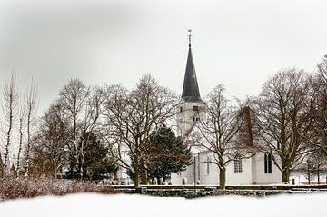 Het bekende witte kerkje van Heiloo, schitterend in het sneeuwlandschap van Yvonne Ten Bruggencate