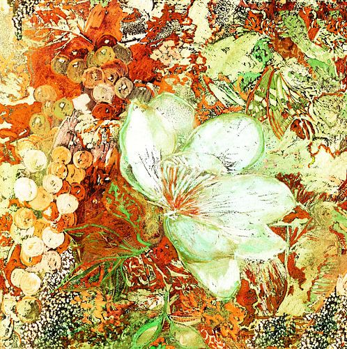 witte bloem met groene en rode bladeren en trossen