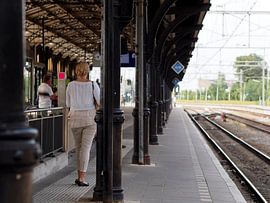 Über den Bahnsteig des Bahnhofs Nijmegen von Edwin Arendts
