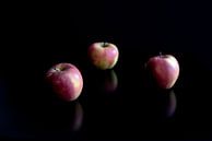 Äpfel spiegeln sich auf einem schwarzen Tisch von Götz Gringmuth-Dallmer Photography Miniaturansicht