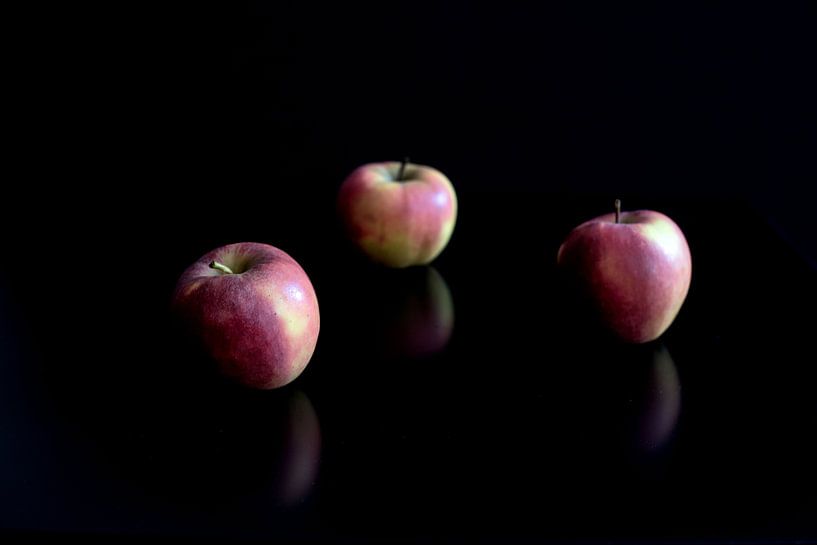 Äpfel spiegeln sich auf einem schwarzen Tisch von Götz Gringmuth-Dallmer Photography