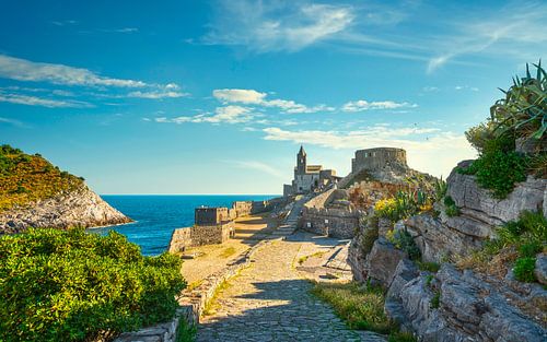 Portovenere, pad naar de San Pietro kerk. Italië