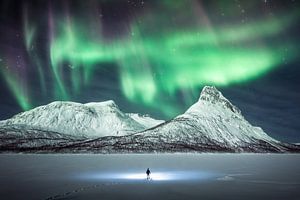 "Dark Star" - Figur in einer epischen arktischen Landschaft unter dem Nordlicht.