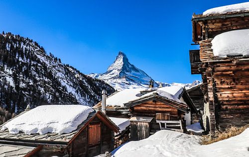 Zicht op de Matterhorn vanuit het bergdorp Ze Gassen, in Wallis, Zwitserland