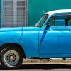Blauwe oldtimer in Havana, Cuba van Jessica Lokker
