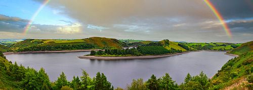 Panorama in Wales met regenboog, Groot Brittannië