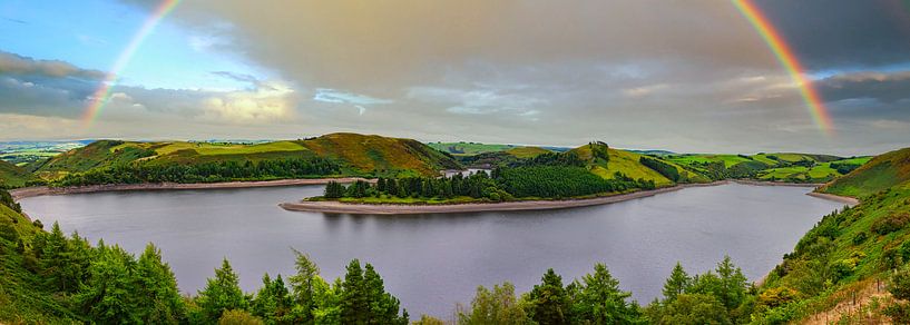 Panorama in Wales met regenboog, Groot Brittannië van Rietje Bulthuis