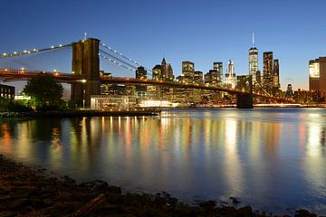 Brooklyn Bridge in New York over de East River in de avond
