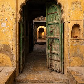 Altes Tor mit grüner Tür und Durchblick von But First Framing