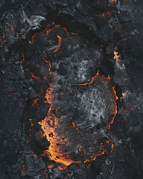 Gloeiende lavastromen van dichtbij van fernlichtsicht