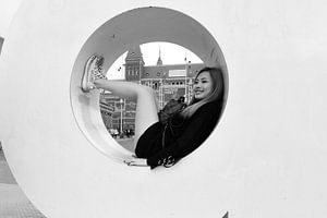 Fille japonaise dans le panneau I Amsterdam.