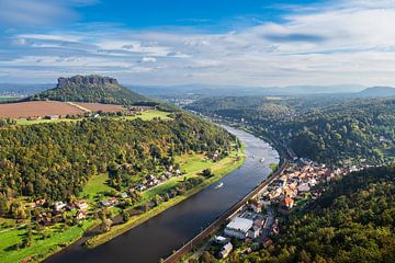 Uitzicht over de Elbe naar Saksisch Zwitserland van Rico Ködder