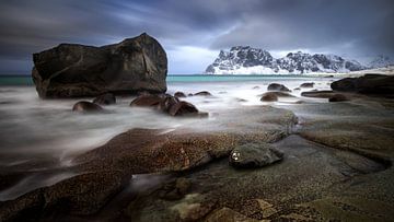 Plage rocheuse d'Uttakleiv sur Wojciech Kruczynski