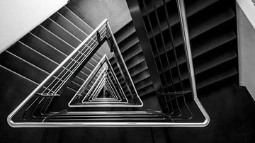 Escalier triangulaire dans un hôtel utilisé comme escalier de secours et d'incendie. sur John Duurkoop