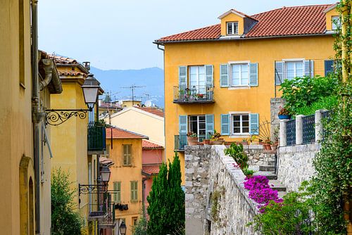 Straatbeeld in Nice, Frankrijk tijdens een zomerse dag.