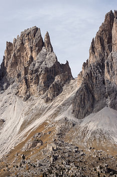Hochragende Gipfel von Sass Pordoi