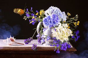 Stilleben 'Mit blauer Hortensie, Lavendel und Lobelien'.