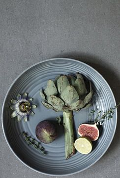 Still life artichoke & fig by Kim Langbroek