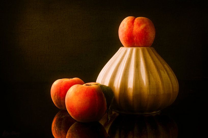 Nature morte avec des pêches par Helga Blanke