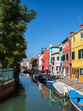 Des bâtiments colorés sur l'île de Burano près de Venise, Italie sur Rico Ködder