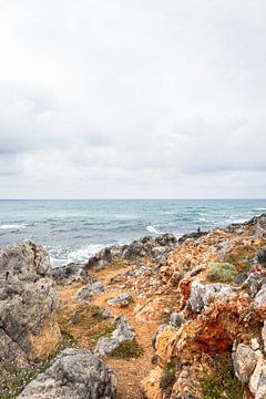 Uitzicht met rotsen op de zee bij Potamos strand, Kreta | Reisfotografie van Kelsey van den Bosch