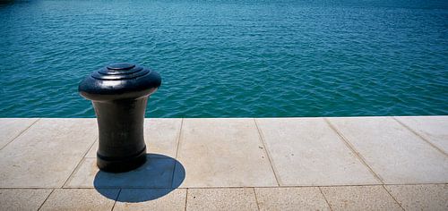 Meerpalen voor het aanmeren van schepen aan een steiger in de haven van Pula