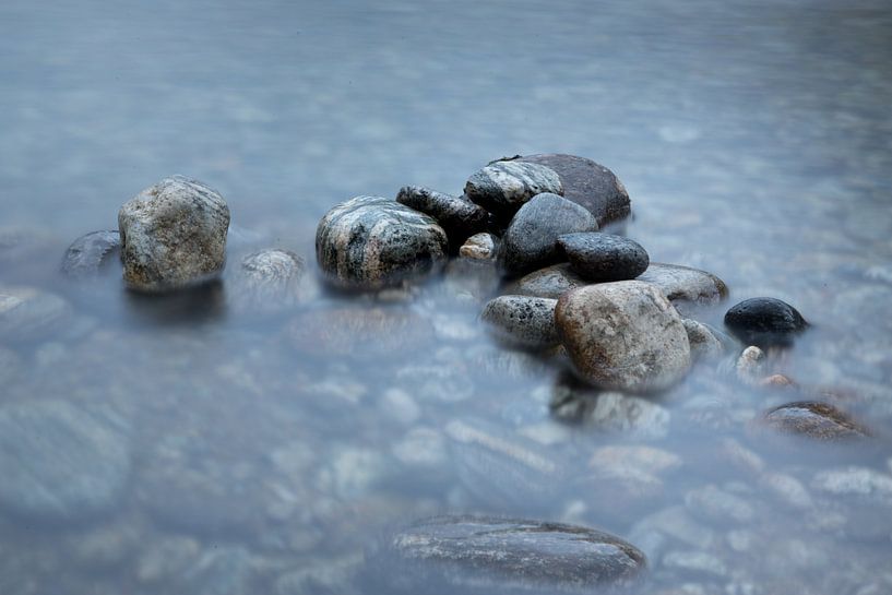 Rotsen in het water van Karijn | Fine art Natuur en Reis Fotografie