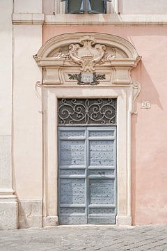 Porte aux couleurs pastel à Rome sur Henrike Schenk