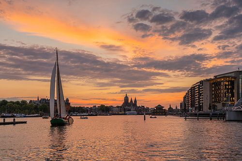 Zeilen bij zonsondergang op het Oosterdok in Amsterdam