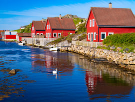 Rote Häuschen mit Schwan bei Eigerøy von Willemijn Wolthaus