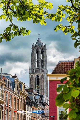 Donkere lucht boven de Utrechtse Domtoren in de binnenstad.