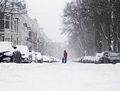 Kleine stoere man met papa in de sneeuw van Marcella van Tol thumbnail