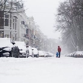 Kleine stoere man met papa in de sneeuw van Marcella van Tol