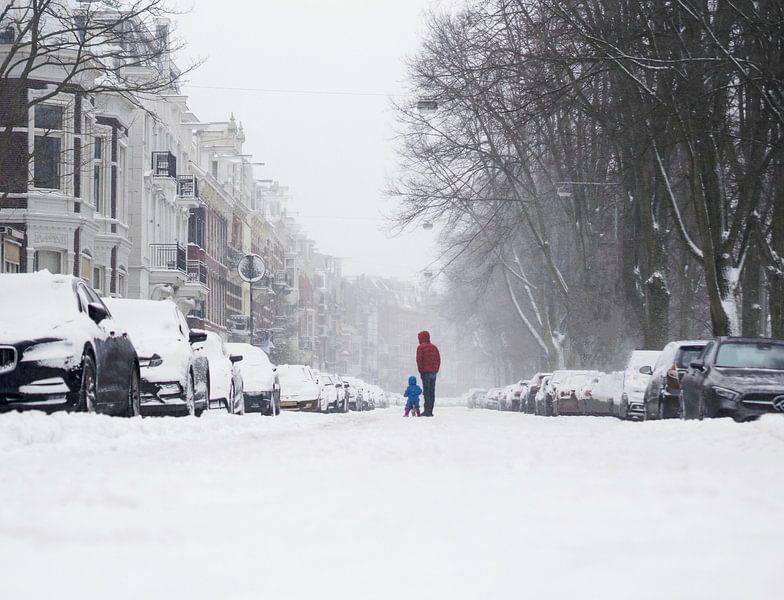 Kleine stoere man met papa in de sneeuw van Marcella van Tol