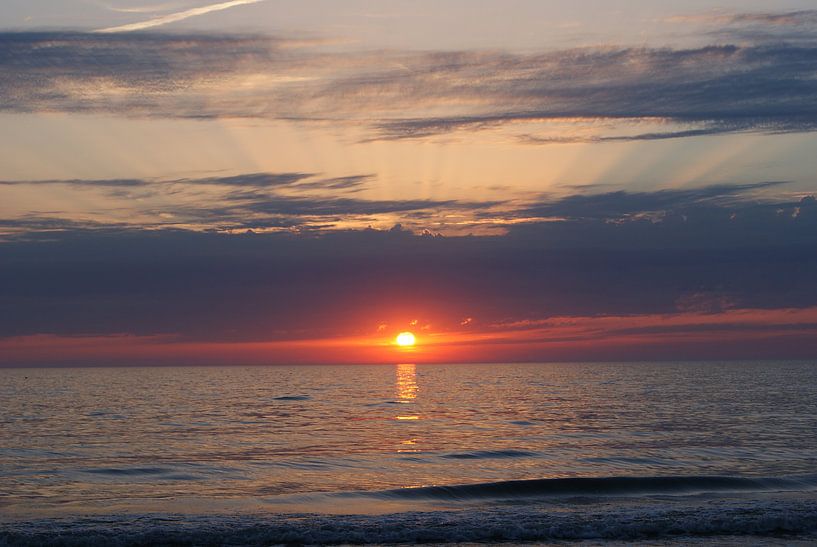 Zonsondergang op het strand by Michel van der Vegt