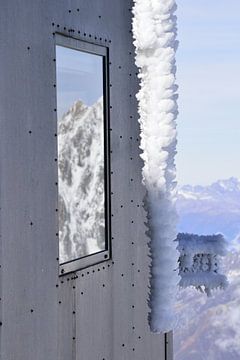Reflecties van de Mont Blanc in het glas van Hozho Naasha