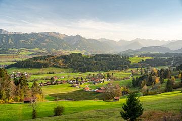 Ofterschwang Uitzicht op de Allgäu en de Allgäuer Alpen van Leo Schindzielorz