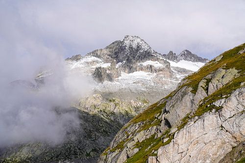 Zomers berglandschap in Zwitserland met groene alpenweiden en markante bergtoppen.