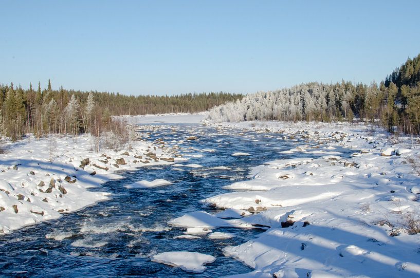 Winterliche Atmosphären am Fluss in Schwedisch-Lappland von Anouk Hol