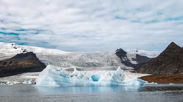 IJsberg op Fjallsárlón gletsjermeer van Marcel van Oene