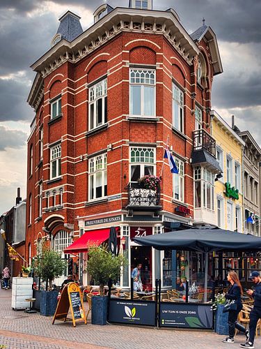 Karakteristiek pand met terras in Roermond.
