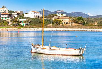 Romantisch uitzicht op oude vissersboot aan kust van Portopetro van Alex Winter