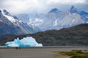 Iceberg dans le parc national Torres del Paine sur Arjen van den Broek