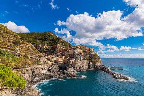 Uitzicht op Manarola aan de Middellandse Zeekust in Italië